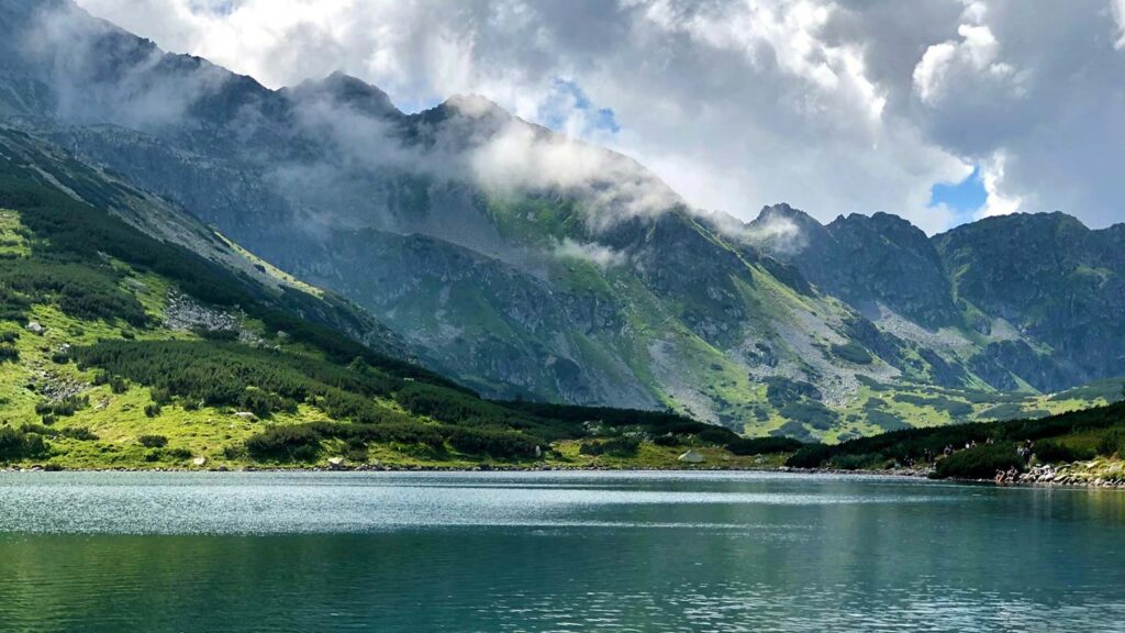 Bilden visar Dolina Pięciu Stawów Polskich i Tatrabergen med fjäll och sjöar.