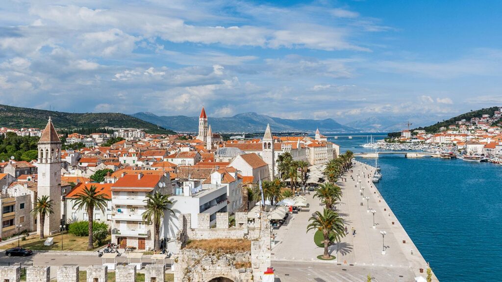 En vacker utsikt över den historiska kuststaden Trogir vid Adriatiska havet.