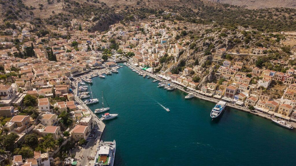 En färgglad stad på ön Symi i Grekland med vacker hamn.