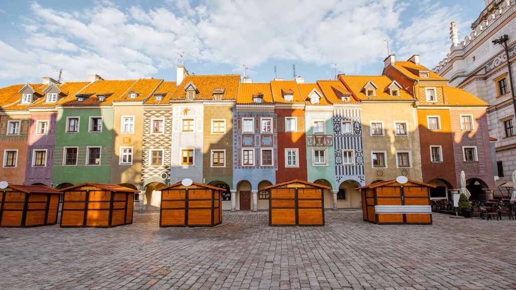 Färgglada byggnader och marknadsstånd på Gamla marknadstorget i Poznań, Polen.