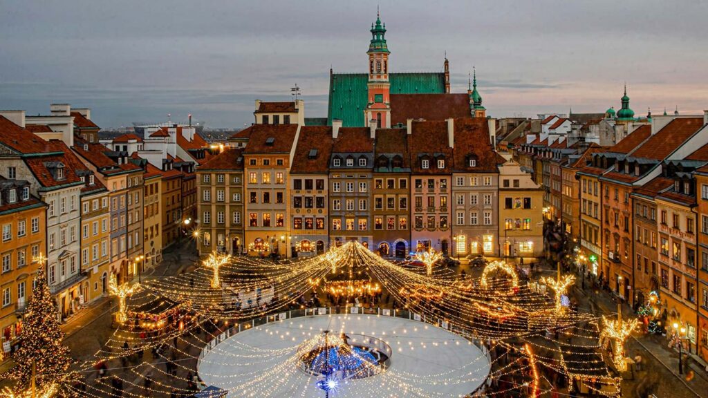 Gamla stan i Warszawa, Polen, pyntad med julbelysning och vinterstämning.