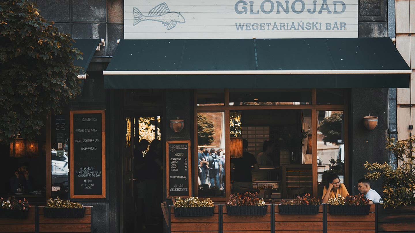 Bild av restaurangen Glonojad i Kraków, Polen, med uteservering och kunder inuti.
