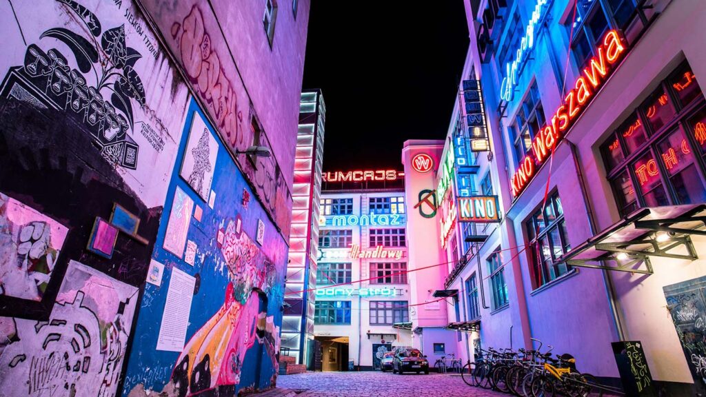 En färgglad gränd i Wrocław, Polen, med neonljus och graffitikonst.