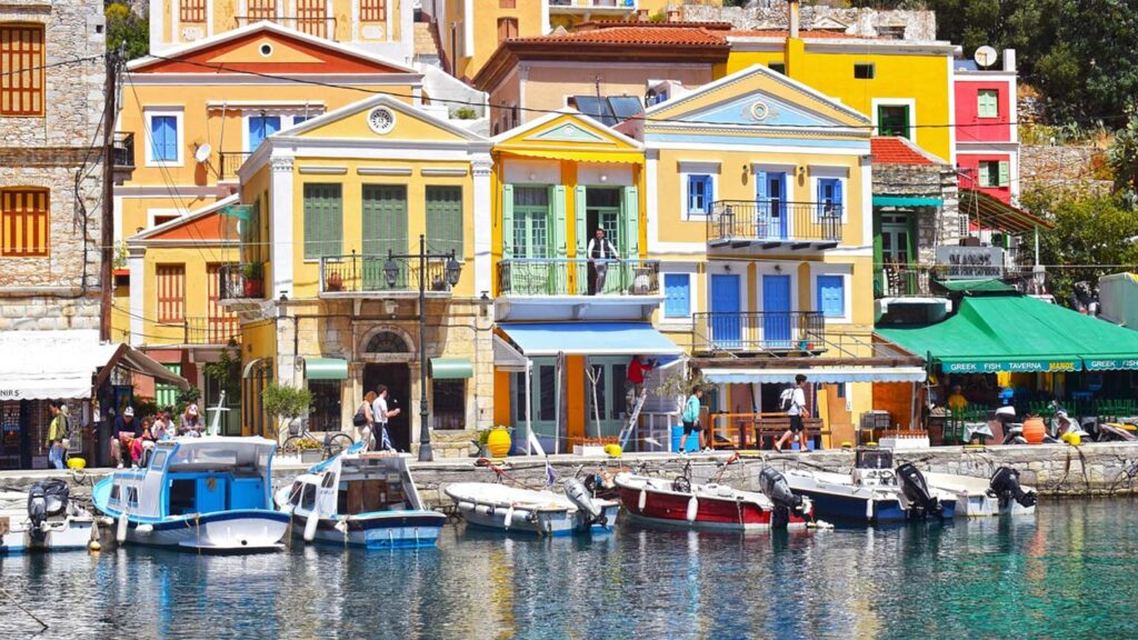 Färgglada neoklassiska hus vid hamnen på ön Symi, Dodekaneserna, Grekland.