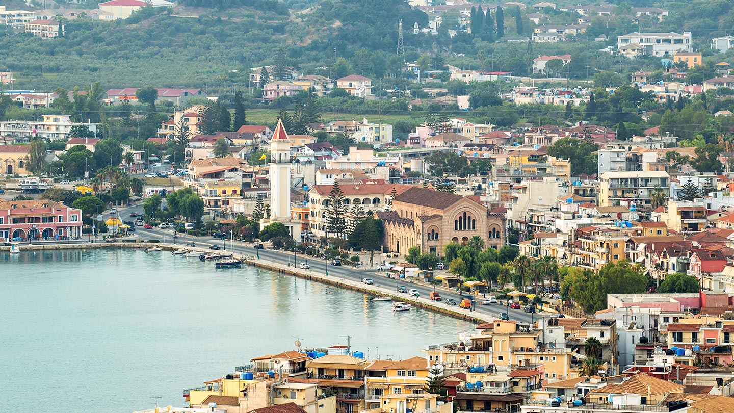 En vacker utsikt över Zakynthos hamn vid Joniska havet, Grekland.