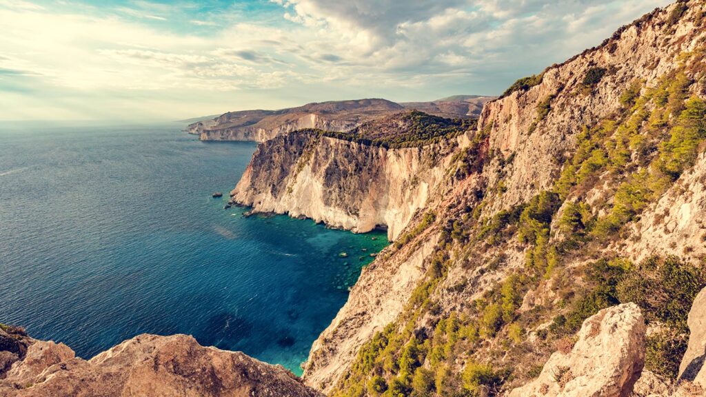 Keri klipporna vid Joniska havet på Zakynthos, Grekland, med vackra vyer.