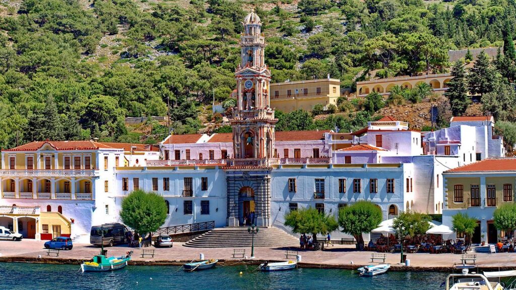 En vacker utsikt över klostret i Symi, Grekland, vid havet.
