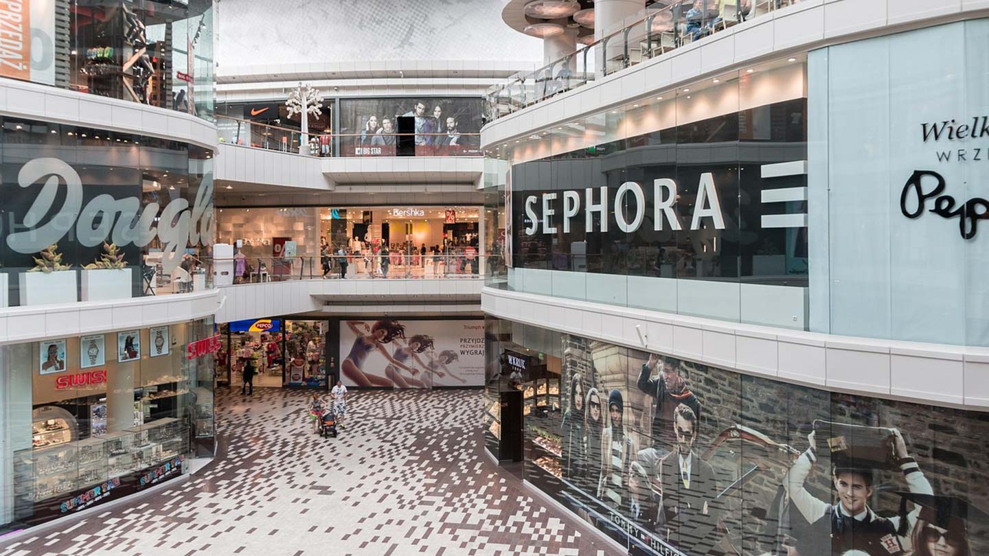 Köpcentrum i Kielce, Polen, med kända butiker som Sephora och Douglas.