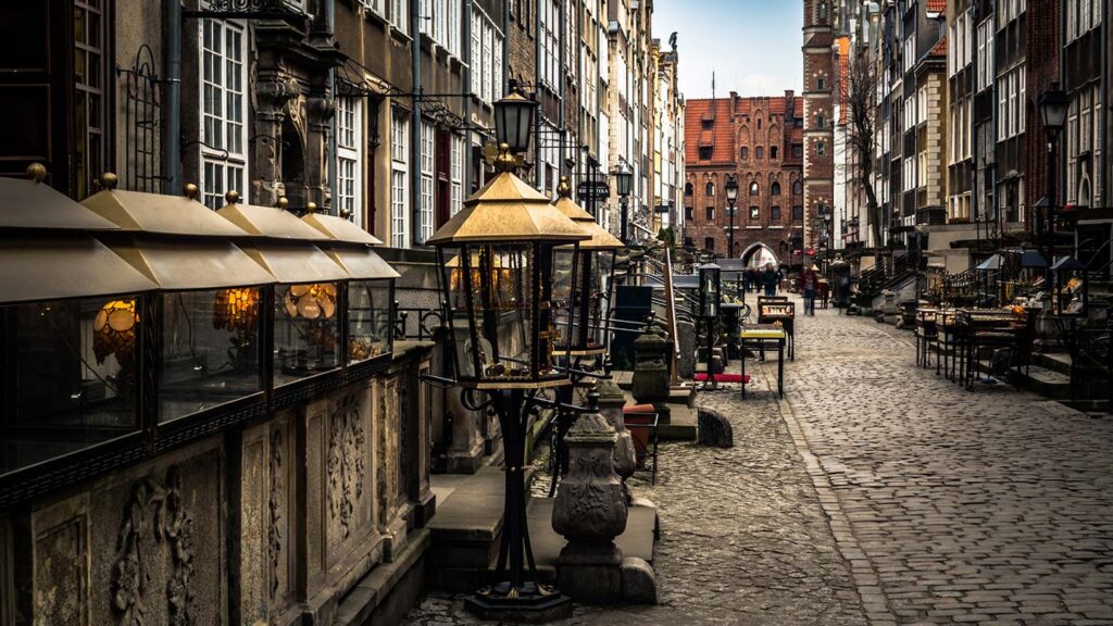 Mariacka gatan i Gdańsk, Polen visar charmiga byggnader och mysiga uteserveringar.
