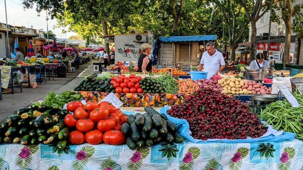 En livlig marknad i Split, Kroatien, med färska grönsaker och frukter.