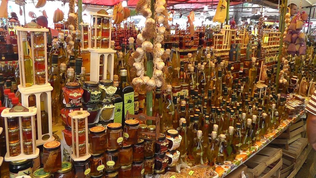 Färgglad marknad i Trogir med flaskor, burkar och vitlök i överflöd.