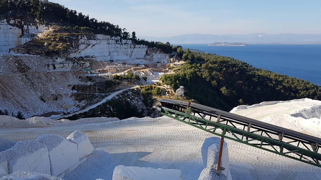 En vy över marmor stenbrott på Thassos, Grekland, med havet i bakgrunden.