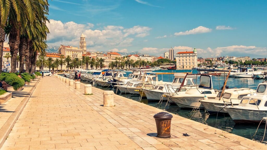 Medelhavsmarinan i Split, Kroatien, med yachter och palmträd längs kajen.