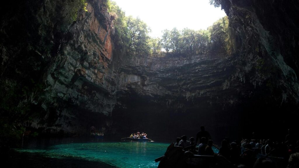 Melissani grottan på Kefalonia har klart turkost vatten och vackra klippor.