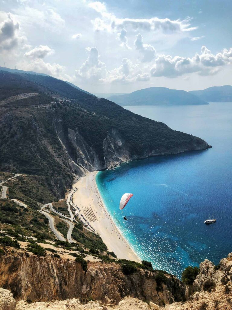 Myrtos strandområde på Kefalonia i Grekland med klippor och klart vatten.