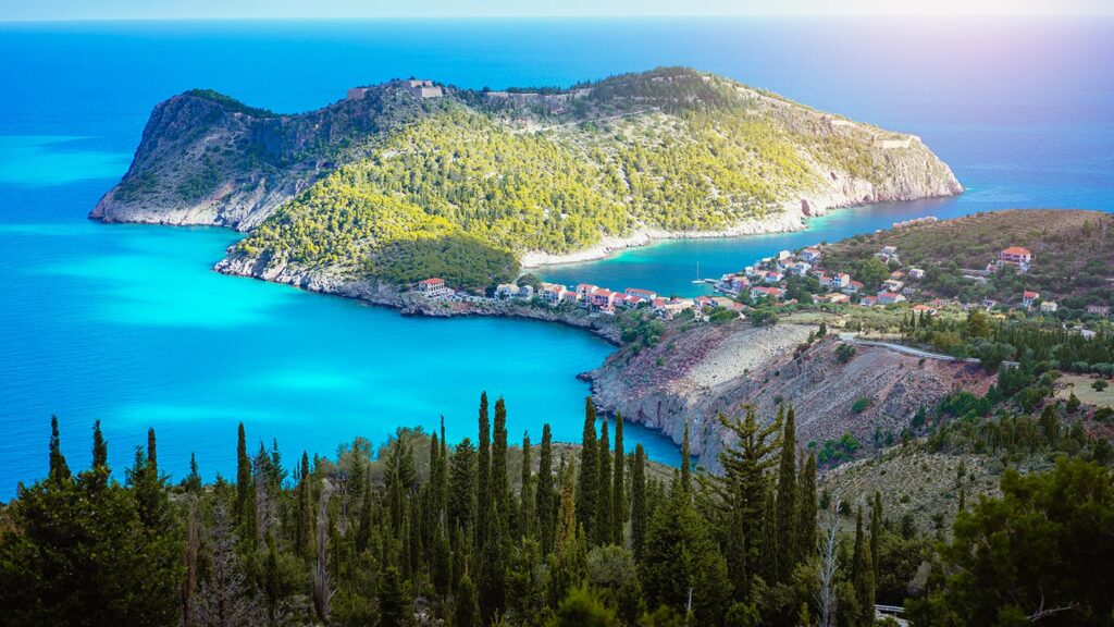 En pittoresk utsikt över Assos och den lugna havsviken på Kefalonia, Grekland.