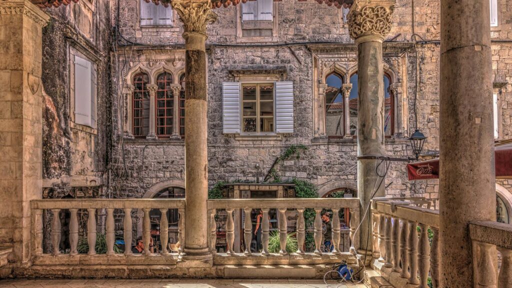 En vacker vy av Sankt Laurentius katedral i Trogir, Kroatien, med gamla pelare och fönster.