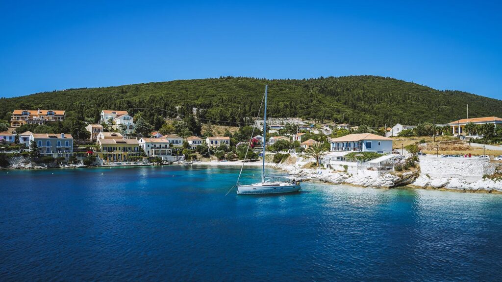 En segelbåt är förtöjd nära den pittoreska byn Fiscardo på Kefalonia.