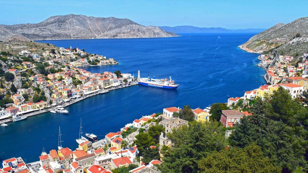 Staden Symi på ön Symi i Grekland med vackra färgglada byggnader.
