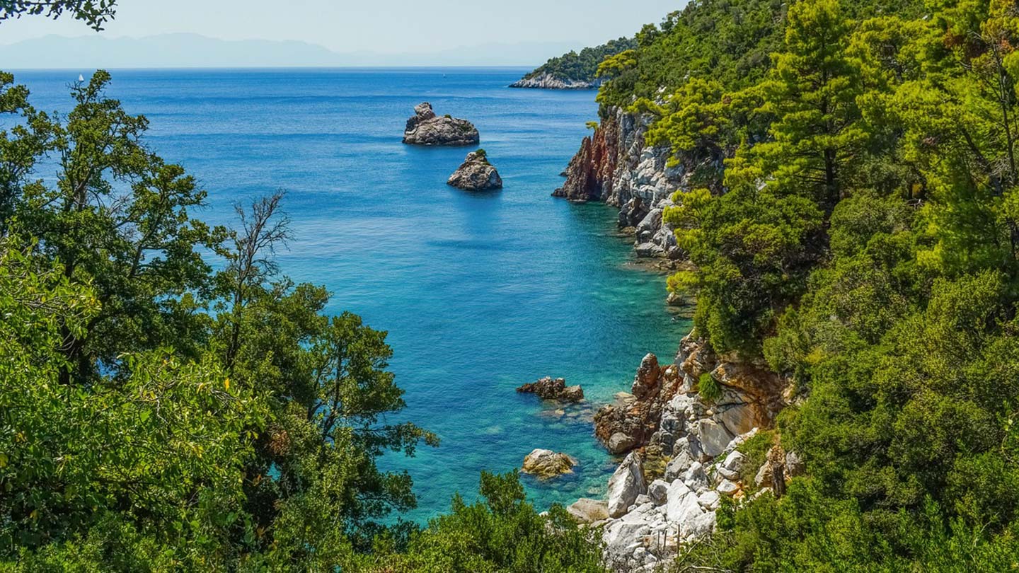 Vacker vy över Stafylosstrand i Skopelos, med klart, blått Egeiska havet.