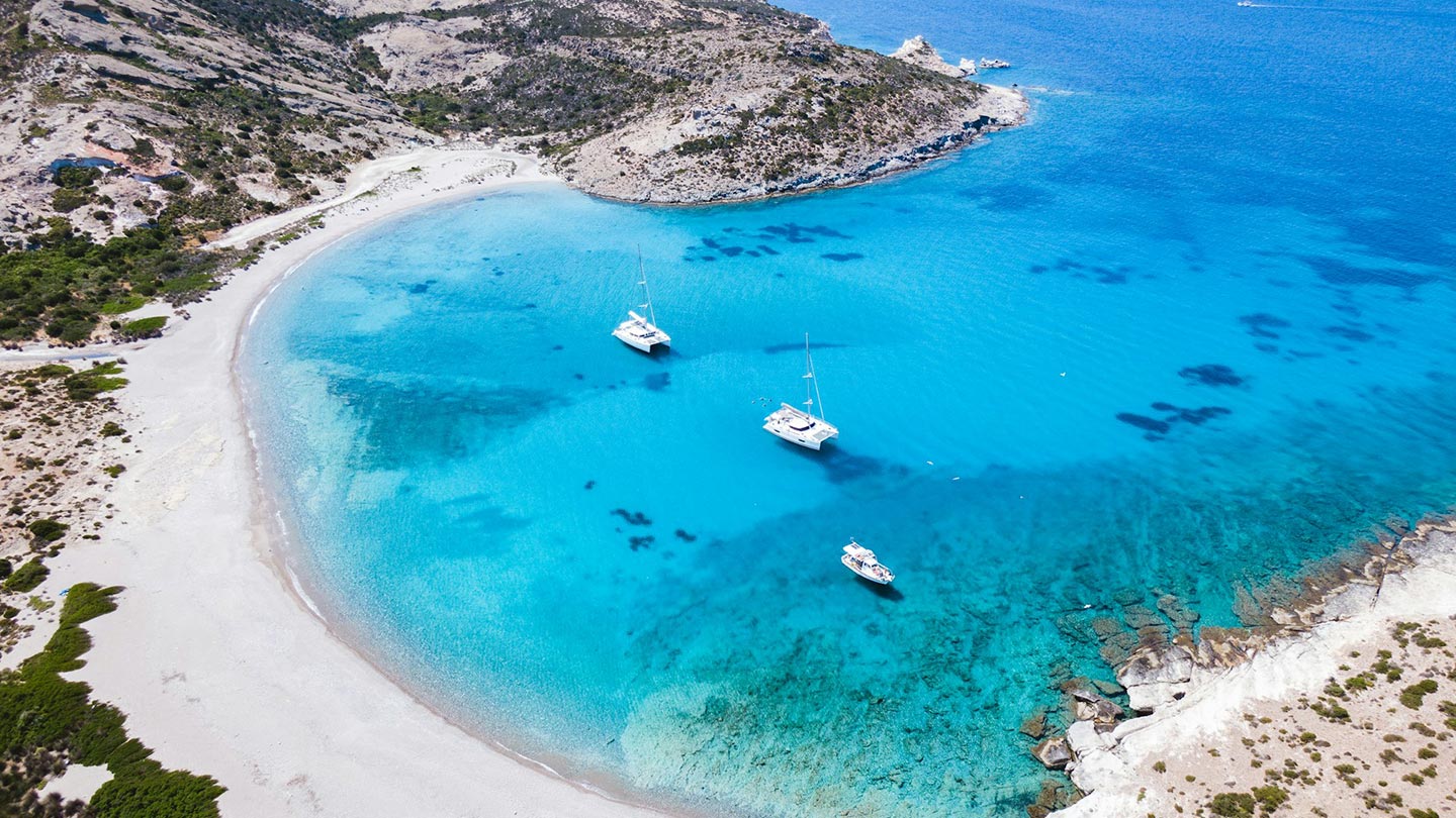En vacker strand med turkost vatten på ön Milos, Kykladerna, Grekland.