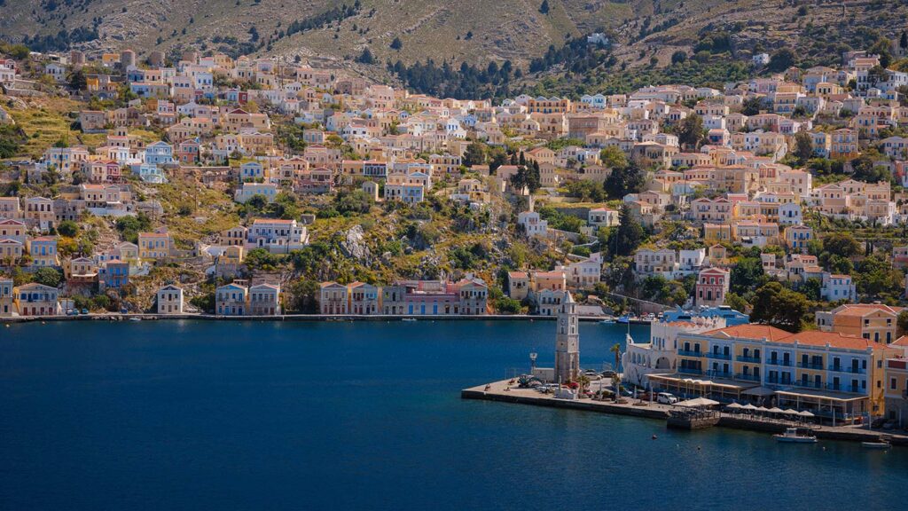En vacker utsikt över Symi bukten med färgglada hus i Grekland.