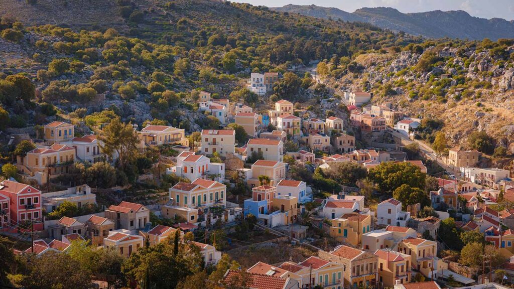 En vy över de färgglada neoklassiska husen på ön Symi i Grekland.