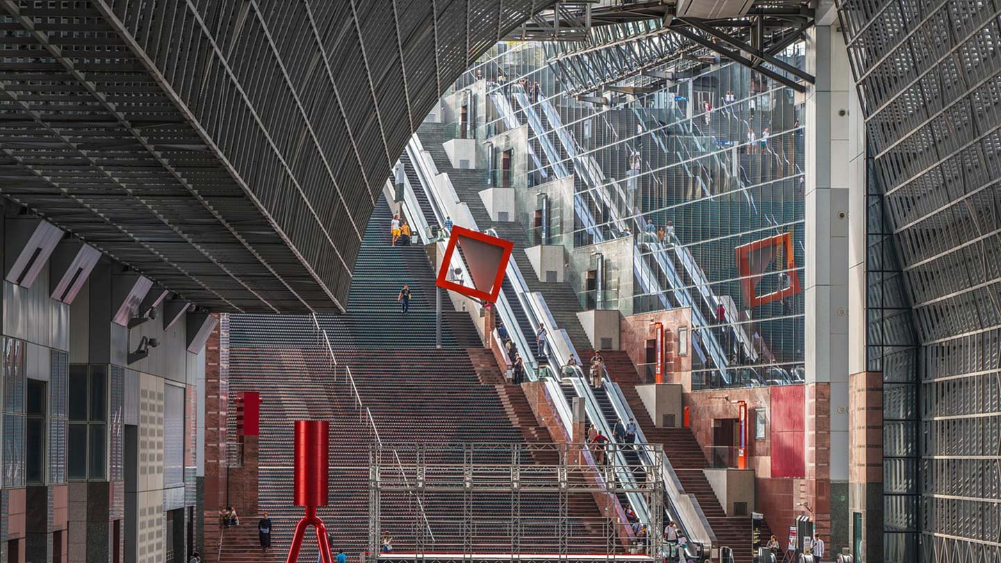 En modern tågstation som leder till en shoppingmall i Kyoto, Japan.