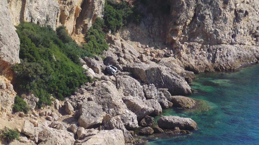 Bilden visar klippor på Thassos i Grekland, med ett fordon på stenarna.