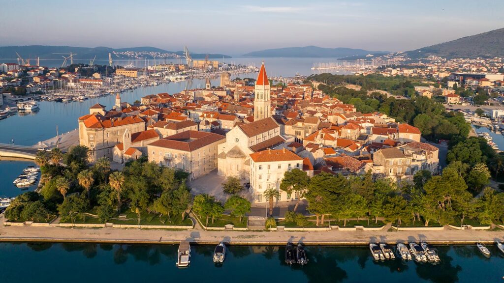 Trogir i Kroatien med pittoreska hus och vacker hamn vid havet.