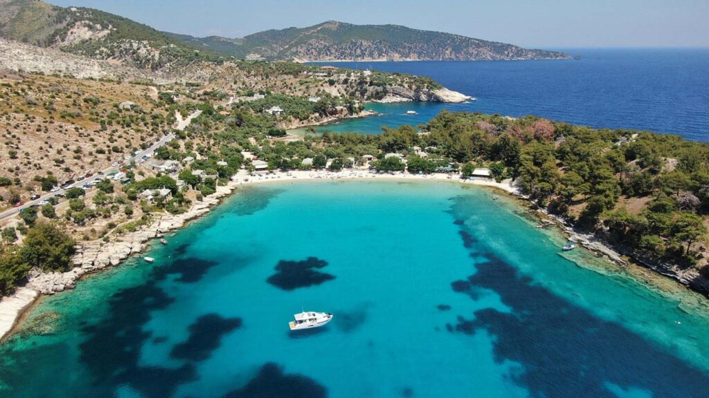 Vacker strand med turkost vatten på ön Thassos i Grekland.