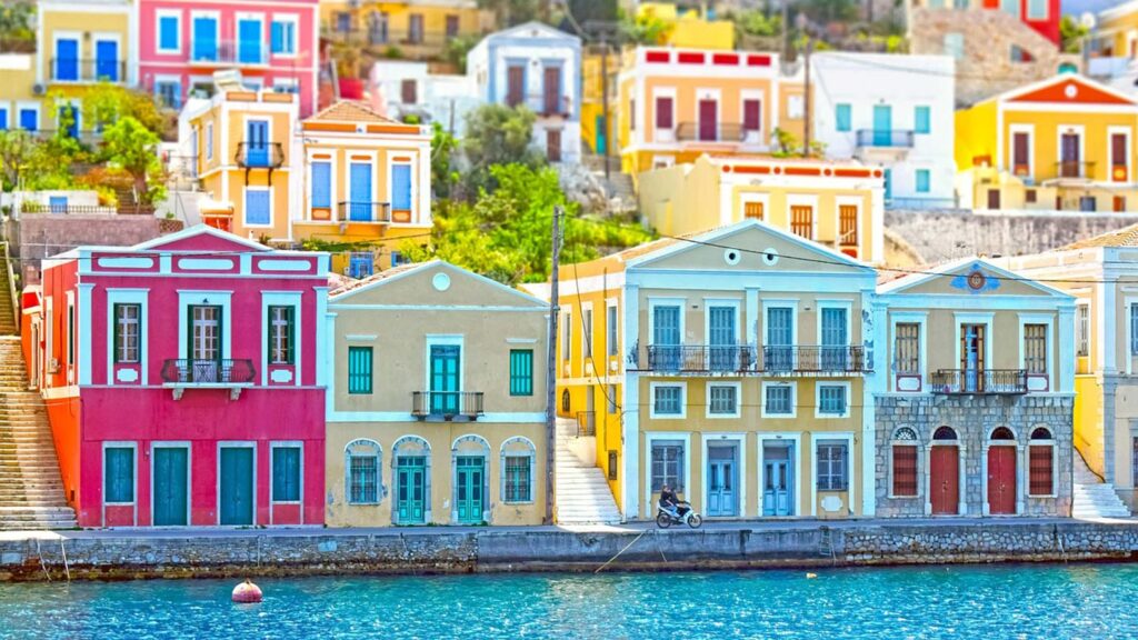 Färgglad arkitektur vid vattnet på ön Symi i Grekland.