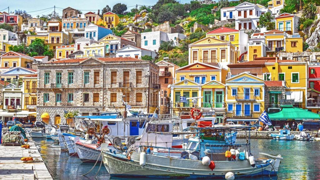 Vackra hamnen i Symi med färgglada hus och fiskebåtar. Grekisk atmosfär.