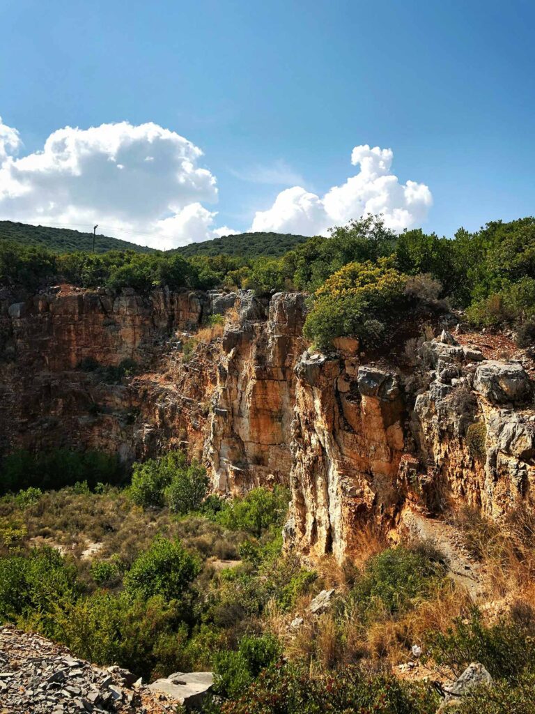 Klippiga landskap med grön vegetation och blå himmel i Kefalonia, Grekland.