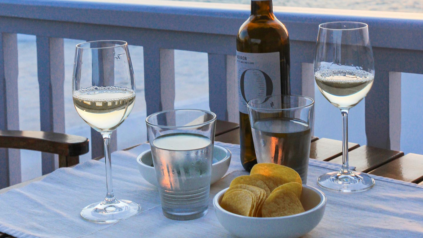 En avkopplande vin och snacksstund i Milos, Grekland, med läckra chips.