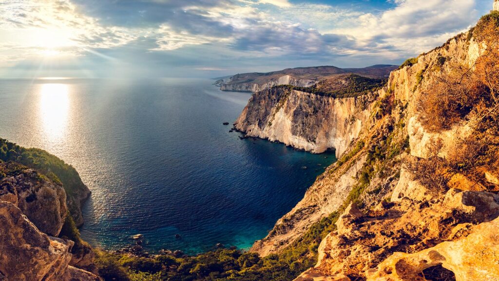 En panoramautsikt över Keri klipporna och det Joniska havet vid solnedgången.