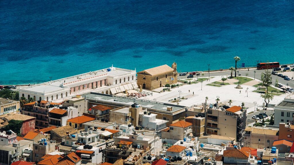 Utsikt över Zakynthos med vackra byggnader och turkost hav.