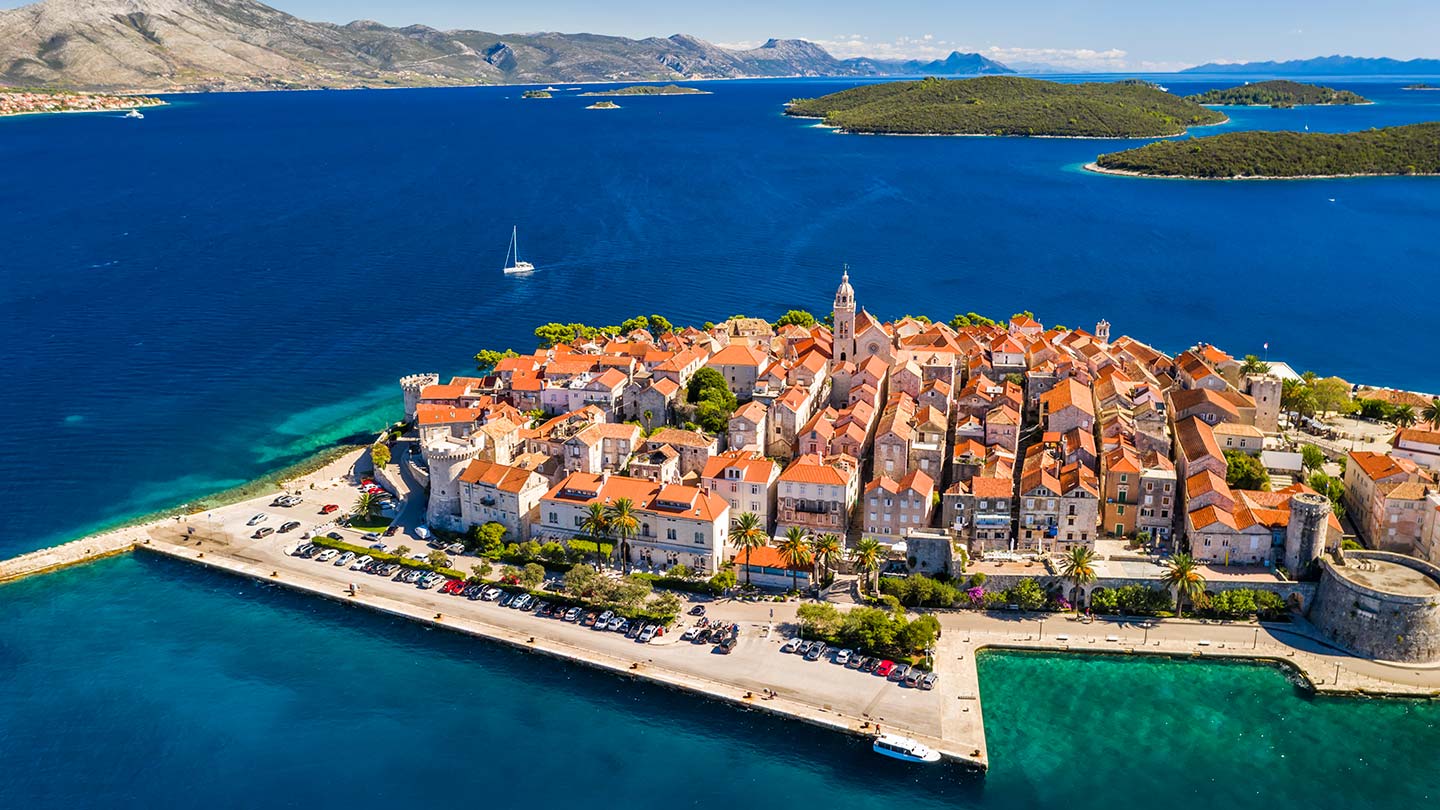 Vacker utsikt över Korculas gamla stad på ön Korčula, Kroatien. Klara blå vatten.