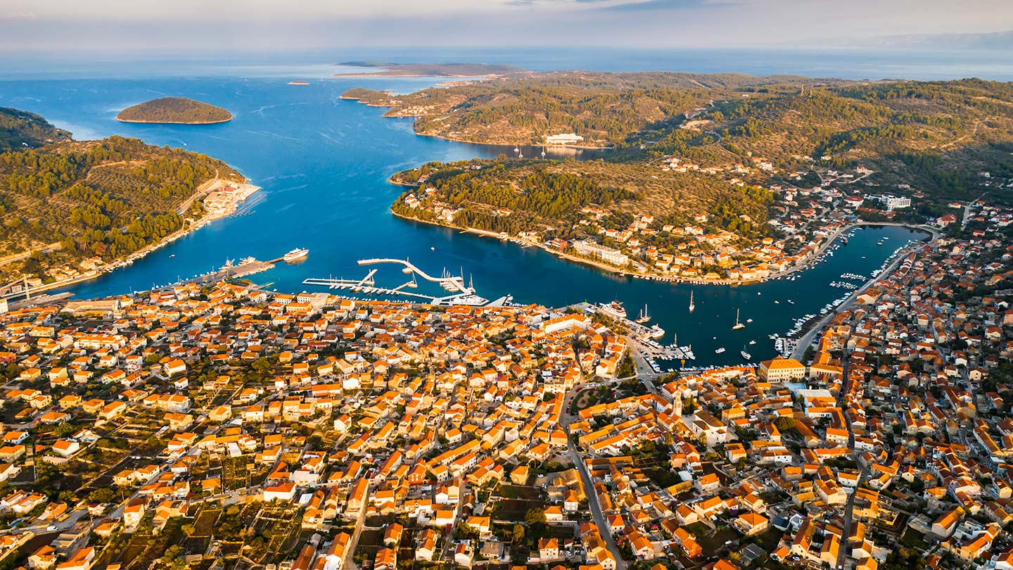 Vela Luka på ön Korčula, Kroatien, med vackra havsvyer och färgglada hus.