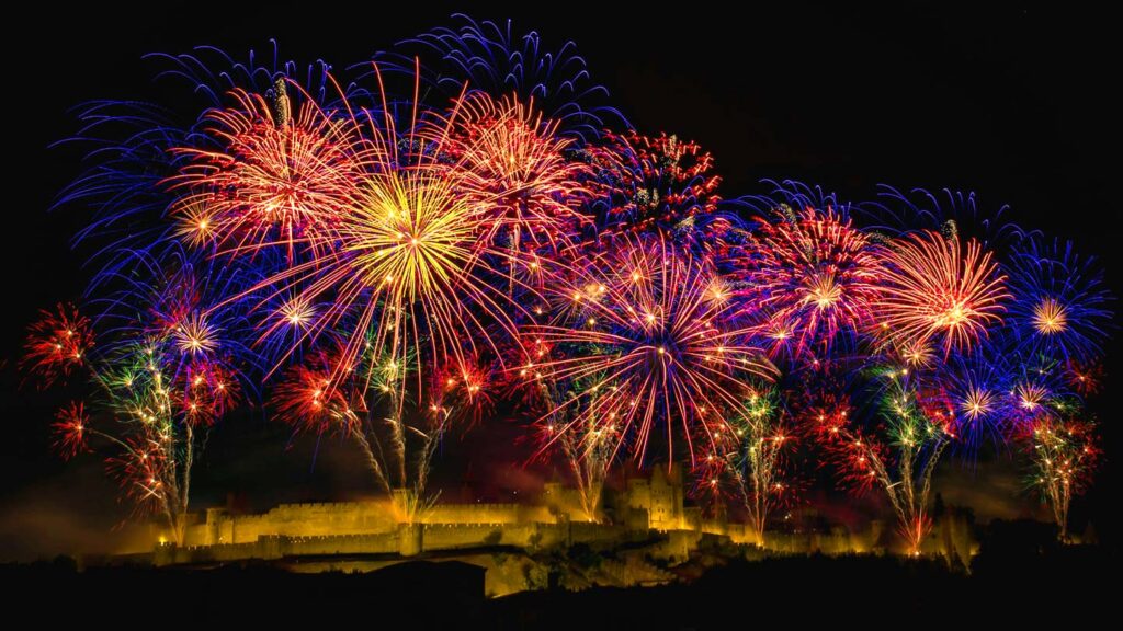 Fyrverkeri lyser upp natten över Carcassonne, Frankrike, med färgglada ljus.