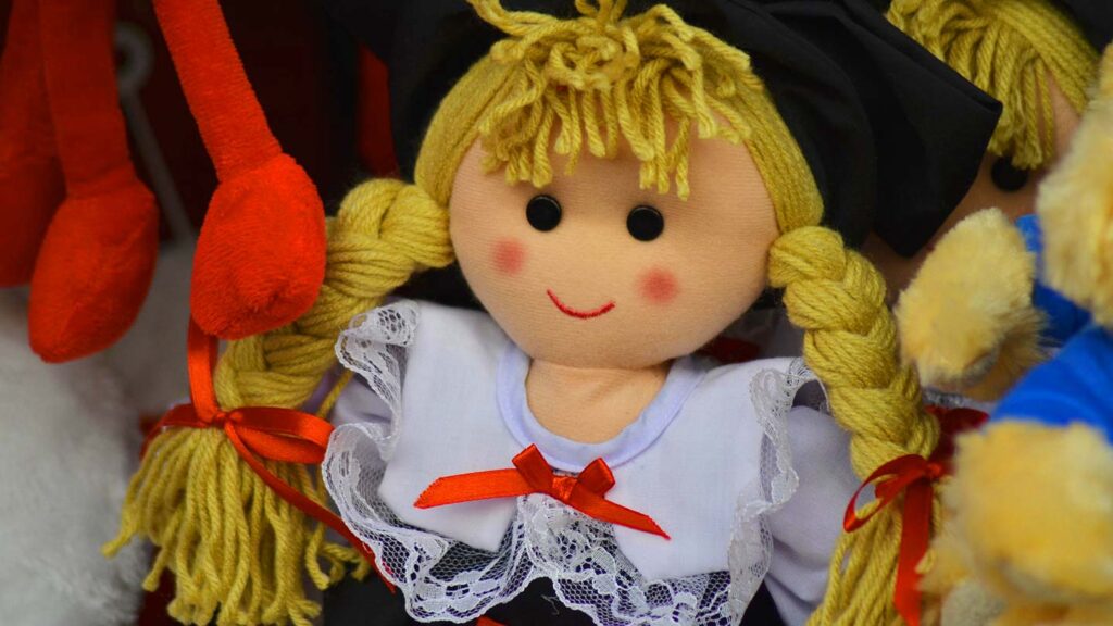 En docka i traditionell klädsel på julmarknaden i Petite France, Strasbourg.