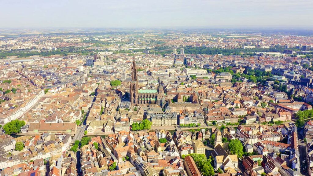 Den historiska delen av Strasbourg, med vackra byggnader och grönskande områden.
