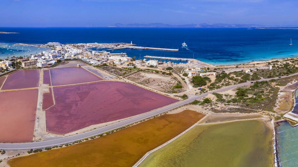 La Savina hamn på Formentera med färgglada saltslingor och klart hav.