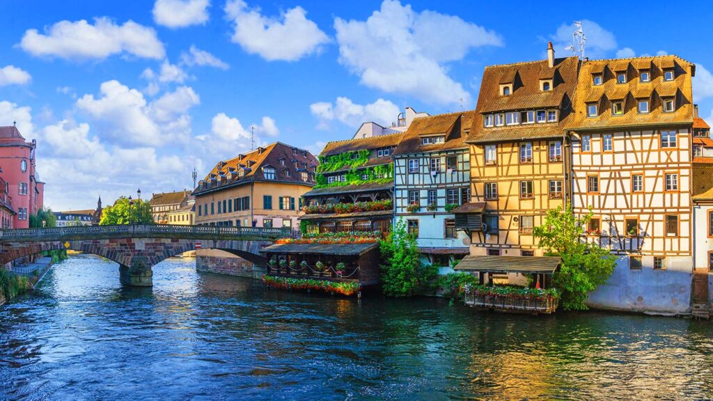 En vacker vy av Le Petite France i gamla Strasbourg, med pittoreska hus vid vattnet.