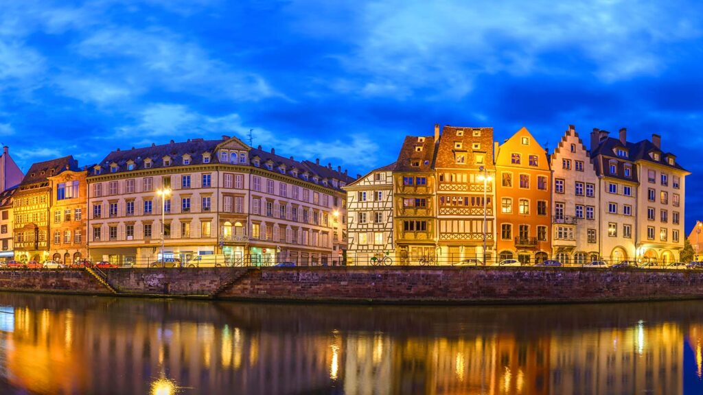 Le Petit France i Strasbourg på natten med reflektioner i vattnet.