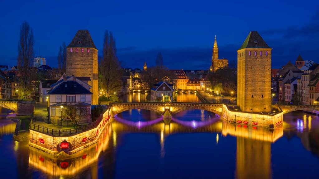 En vacker nattvy av Ponts Couverts vid Barrage Vauban i Strasbourg, Frankrike.