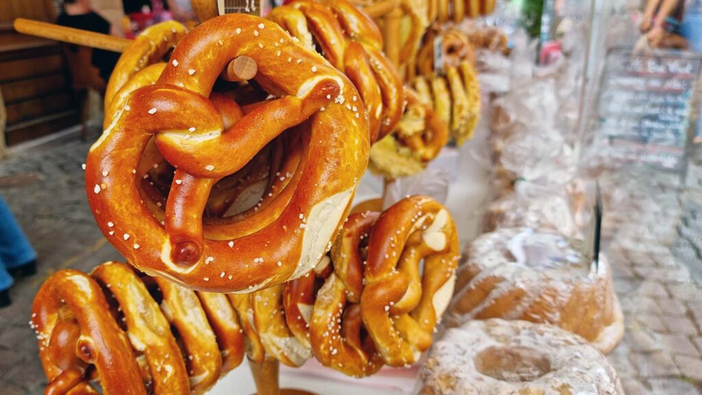 Bilden visar pretzels och bakverk på Strasbourgs gator, en fransk läckerhet.