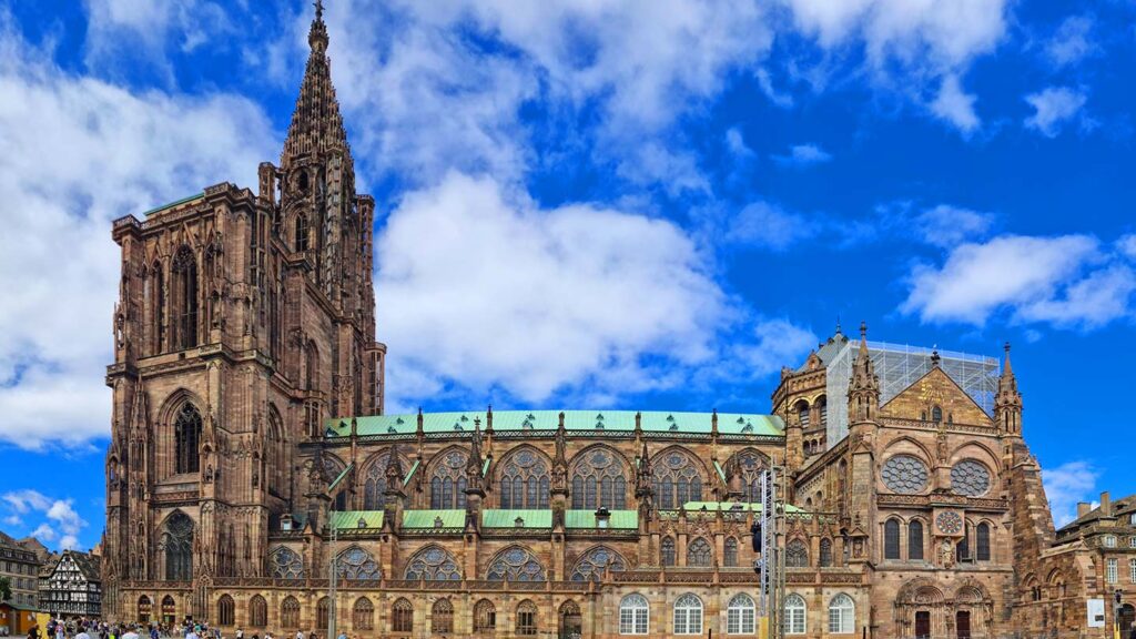 Strasbourgs katedral, en imponerande gotisk byggnad under en blå himmel.