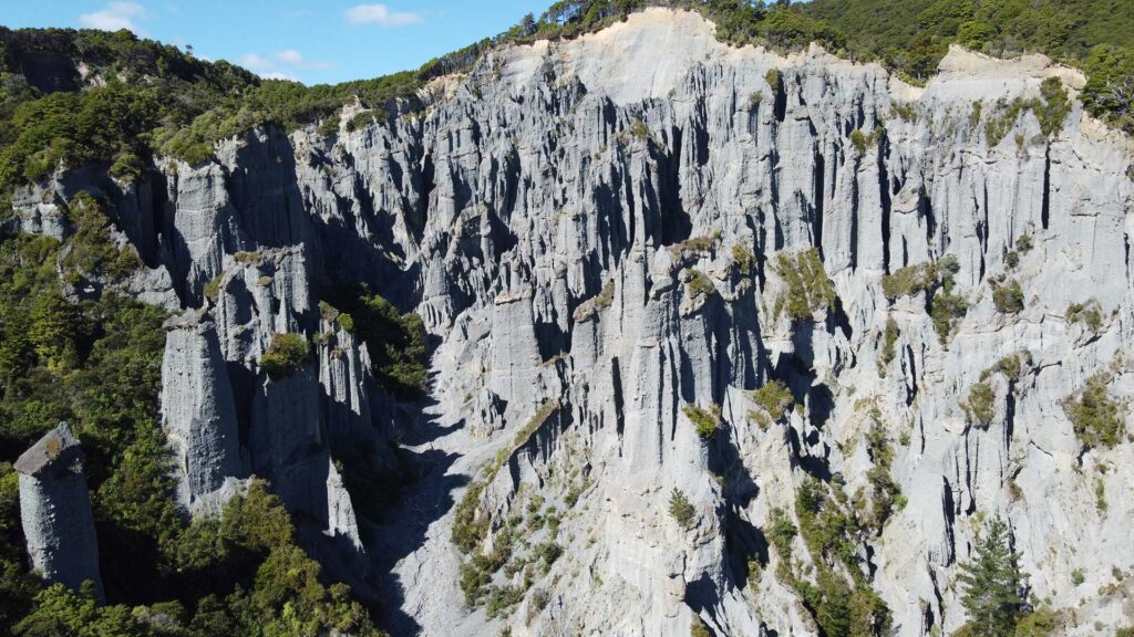 Fantastisk utsikt över Putangirua Pinnacles bergformationer i Nya Zeeland.