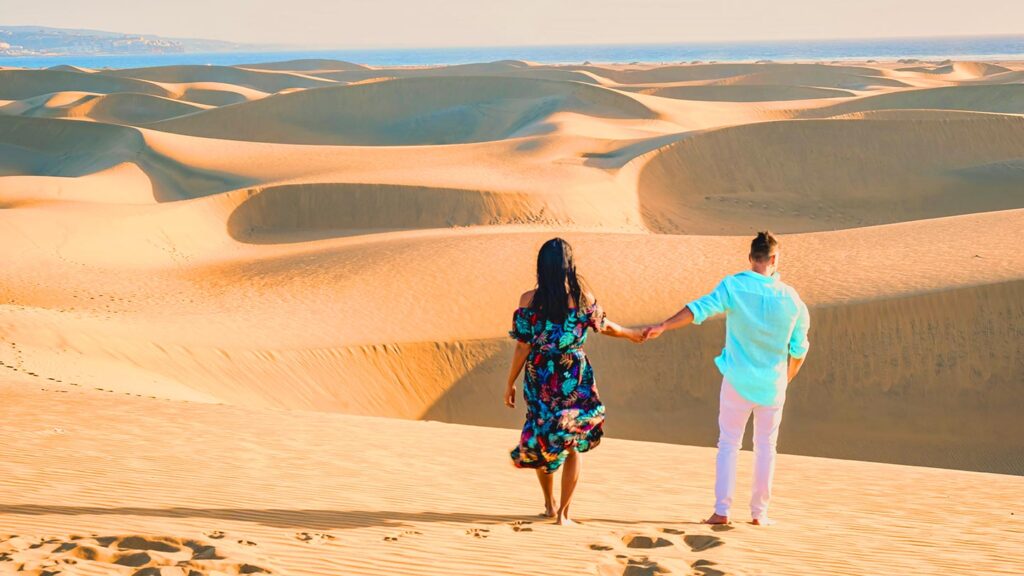 Ett par promenerar på sanddynorna i Maspalomas, Gran Canaria, Spanien.